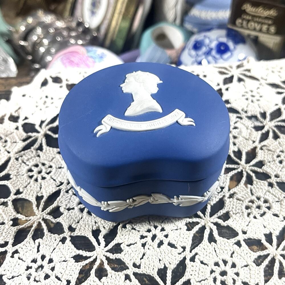 Wedgwood Royal Blue Jasperware Queen Elizabeth Silver Jubilee Bean Box & Lid